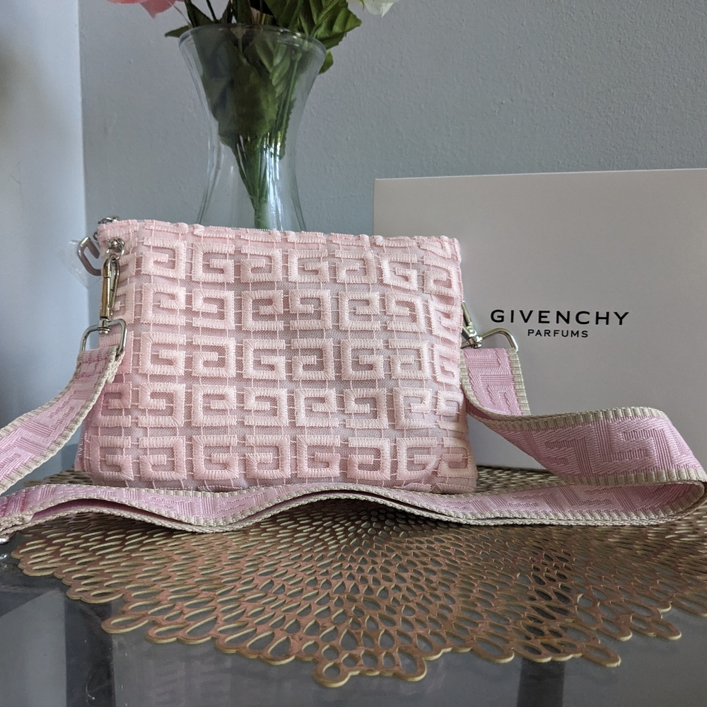 Givenchy - Picture 3 of 6